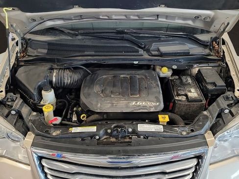 Used 2013 Chrysler Town & Country Touring-L w/ Driver Convenience Group image 32