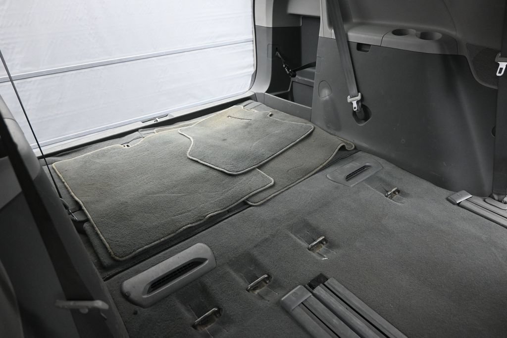 Used 2019 Toyota Sienna LE w/ Carpet Mat Package FWD image 14