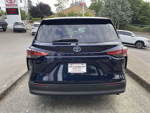 Used 2021 Toyota Sienna XLE FWD image 9