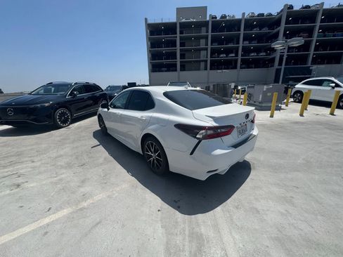 Used 2021 Toyota Camry SE w/ Carpet Mat Package (TMS) FWD image 4