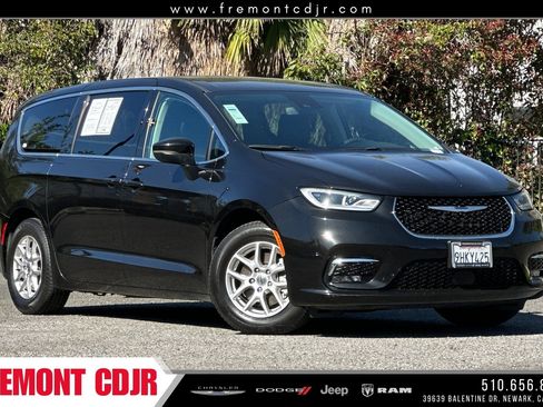 Used 2023 Chrysler Pacifica Touring-L image 1