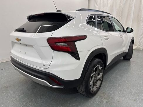 Used 2025 Chevrolet Trax LT w/ LT Convenience Package FWD image 8