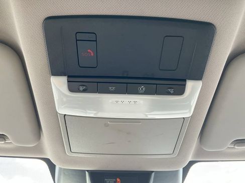 Used 2025 Nissan Rogue SV AWD/4WD image 17