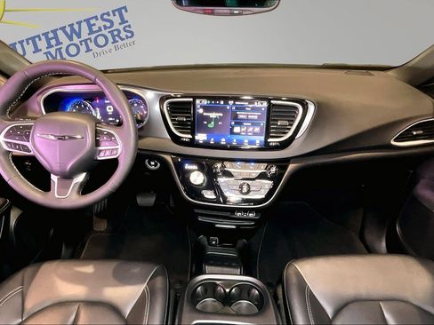 Used 2025 Chrysler Pacifica Select FWD image 8