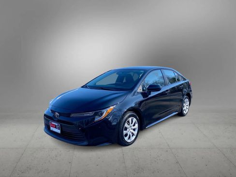 Used 2025 Toyota Corolla LE image 6