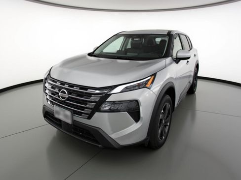 Used 2025 Nissan Rogue SV image 3