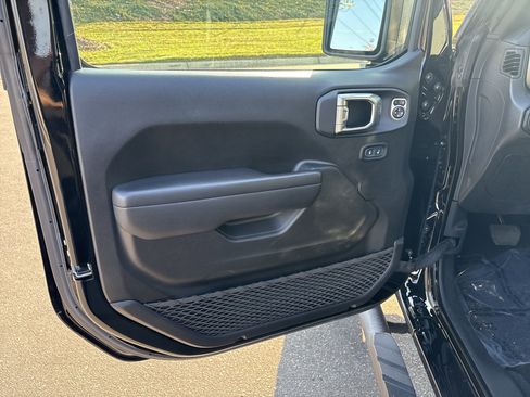 Certified 2023 Jeep Gladiator Willys image 15