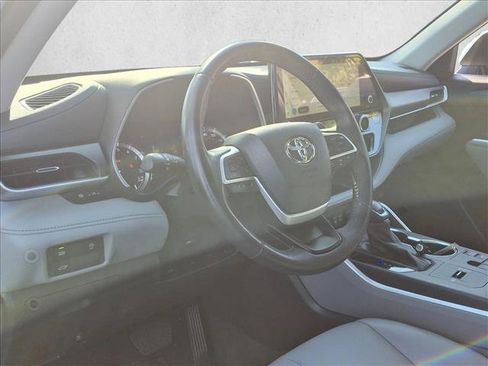 Used 2023 Toyota Highlander XLE FWD image 9