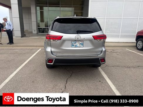 Used 2017 Toyota Highlander Limited image 21