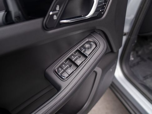 Used 2026 Porsche Macan AWD/4WD image 19
