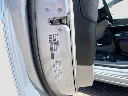 Used 2024 Chrysler Pacifica Touring-L image 32