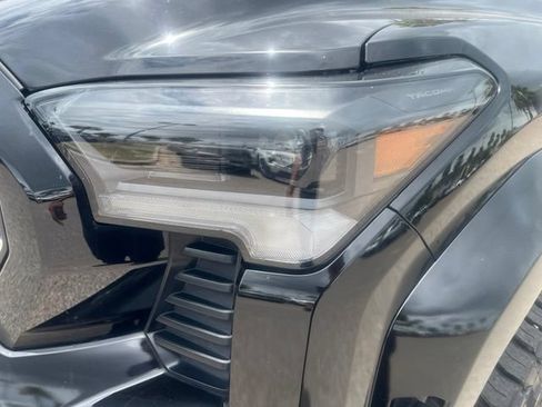 Used 2025 Toyota Tacoma Limited AWD/4WD image 4