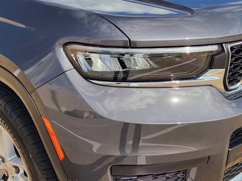 Used 2025 Jeep Grand Cherokee L Laredo image 9