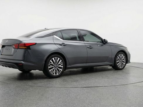 Used 2025 Nissan Altima 2.5 SV image 9