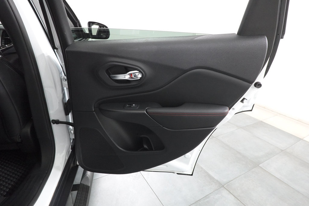 Used 2022 Jeep Cherokee Trailhawk AWD/4WD image 27