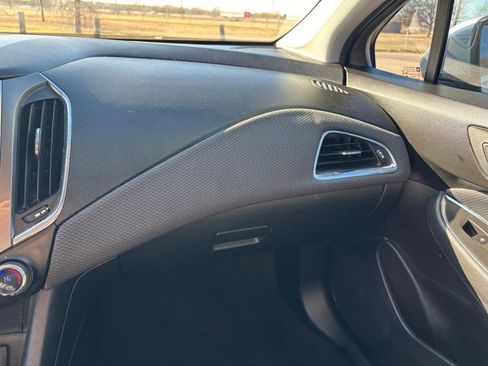 Used 2019 Chevrolet Cruze LT FWD image 14