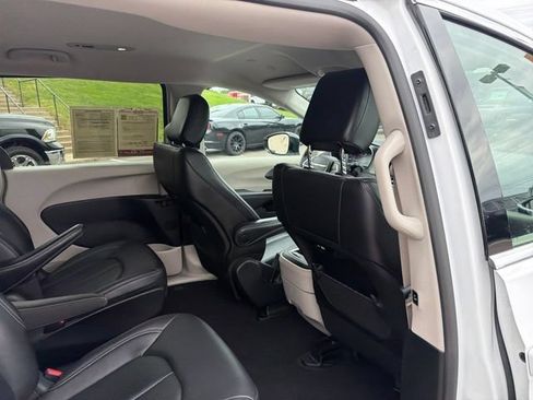 Used 2024 Chrysler Pacifica Limited FWD image 32