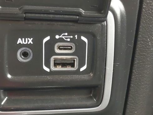 Used 2018 Jeep Wrangler Unlimited Sahara w/ Dual Top Group AWD/4WD image 27