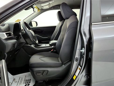 Used 2023 Toyota Highlander LE image 27