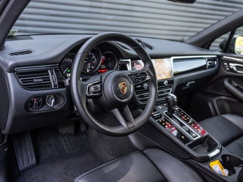 Certified 2025 Porsche Macan image 4