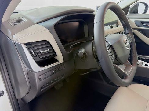 Certified 2025 Nissan Rogue SL w/ Tech Package AWD/4WD image 8