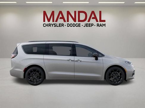 New 2026 Chrysler Pacifica Limited w/ S Appearance Package FWD image 21