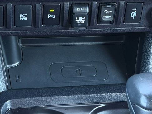 Used 2018 Toyota Tacoma TRD Sport w/ Technology Package image 16