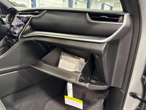 New 2025 Jeep Grand Cherokee L Altitude image 18