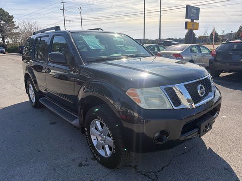 Used 2010 Nissan Pathfinder SE image 4