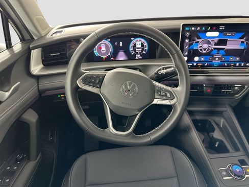 New 2025 Volkswagen Tiguan SE image 19