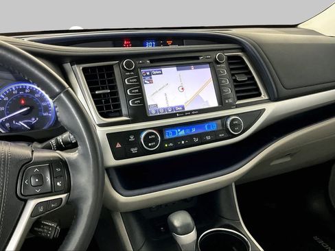 Used 2019 Toyota Highlander XLE FWD image 7