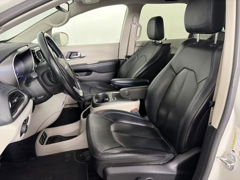 Used 2021 Chrysler Pacifica Touring-L image 11