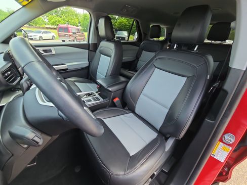 Certified 2023 Ford Explorer XLT w/ Equipment Group 202A RWD image 11