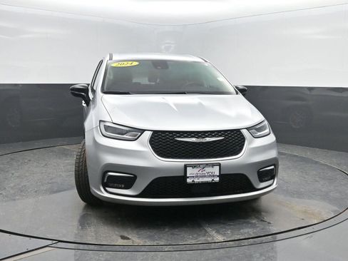 Used 2024 Chrysler Pacifica Touring-L image 39