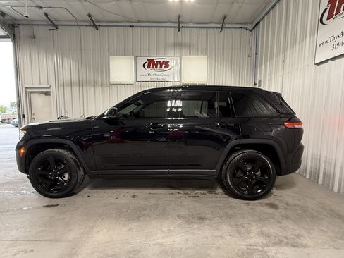 Used 2023 Jeep Grand Cherokee Limited w/ Black Appearance Package AWD/4WD image 15