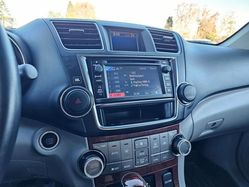 Used 2013 Toyota Highlander Limited AWD/4WD image 25
