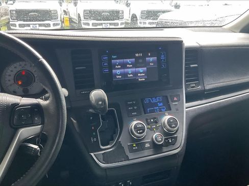 Used 2016 Toyota Sienna SE FWD image 15