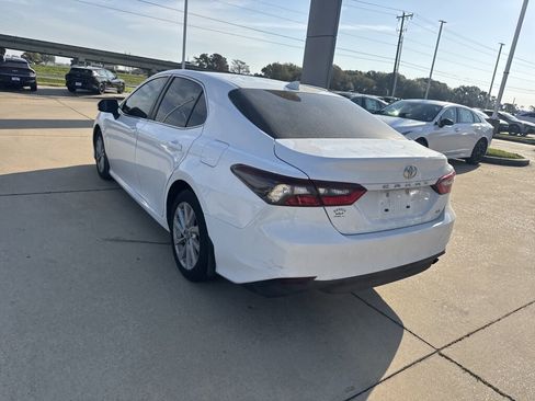 Used 2023 Toyota Camry LE image 19