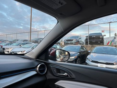 Used 2025 Chevrolet Trax LT image 35