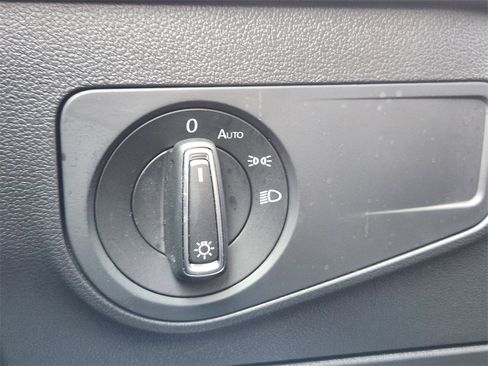 Used 2022 Volkswagen Tiguan SE image 25