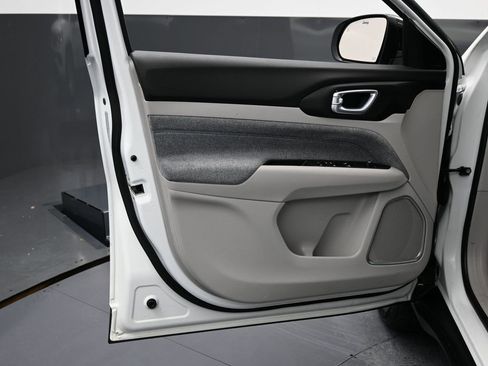 Used 2023 Jeep Compass Latitude image 40