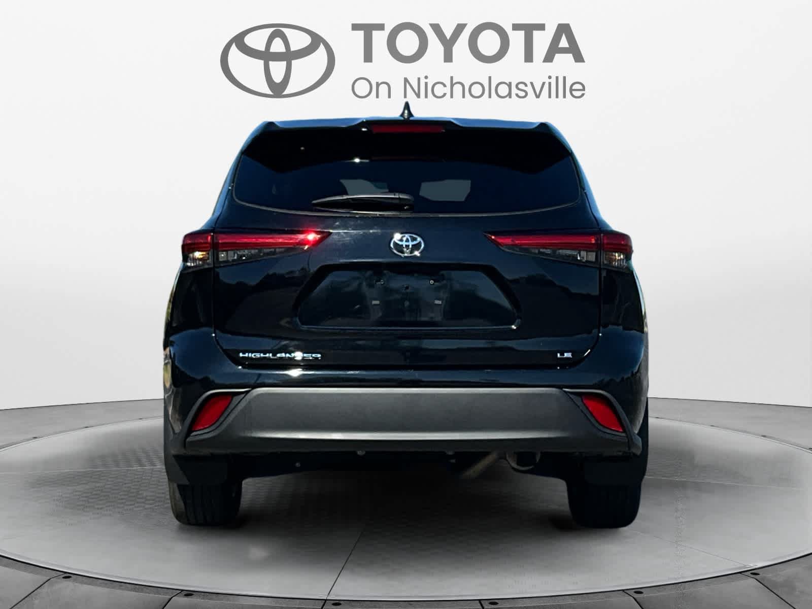 Used 2023 Toyota Highlander LE FWD image 4