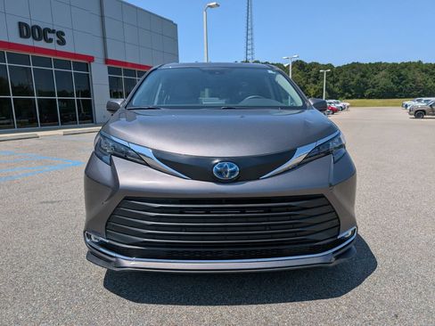 Used 2024 Toyota Sienna XLE FWD image 8