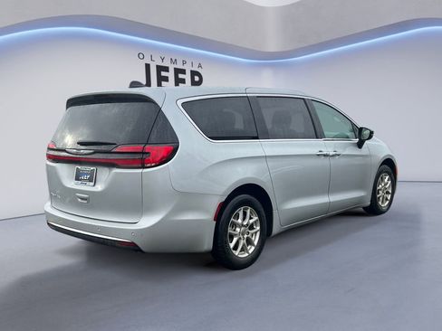 Certified 2024 Chrysler Pacifica Touring-L image 5