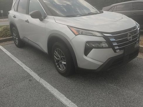 Used 2024 Nissan Rogue S AWD/4WD image 2