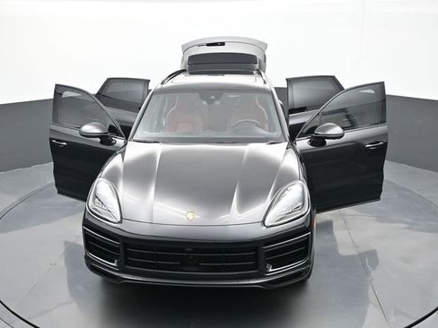 Certified 2022 Porsche Cayenne Turbo S AWD/4WD image 32