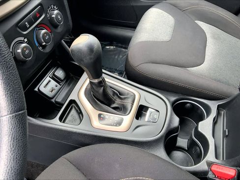 Used 2016 Jeep Cherokee Sport FWD image 16