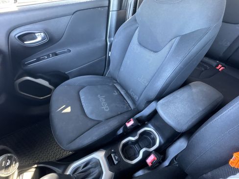 Used 2017 Jeep Renegade Latitude w/ Popular Equipment Group image 20