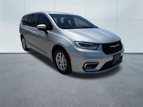 Used 2023 Chrysler Pacifica Touring-L FWD image 7