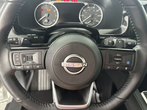 Used 2025 Nissan Pathfinder SL FWD image 3